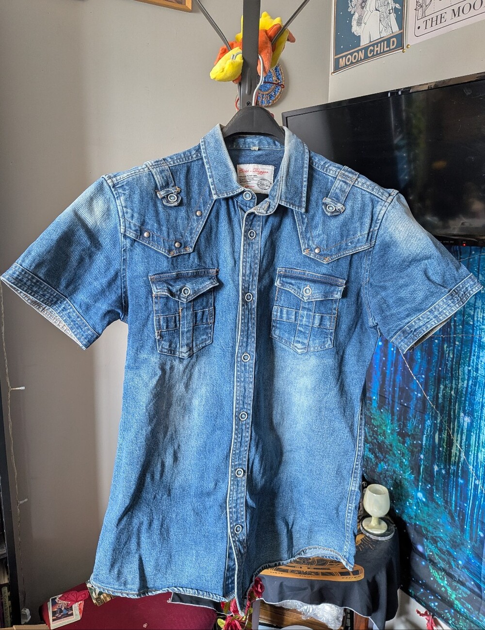 Gorgeous Cloak And Dagger Button Up Jean T-shirt Size XL